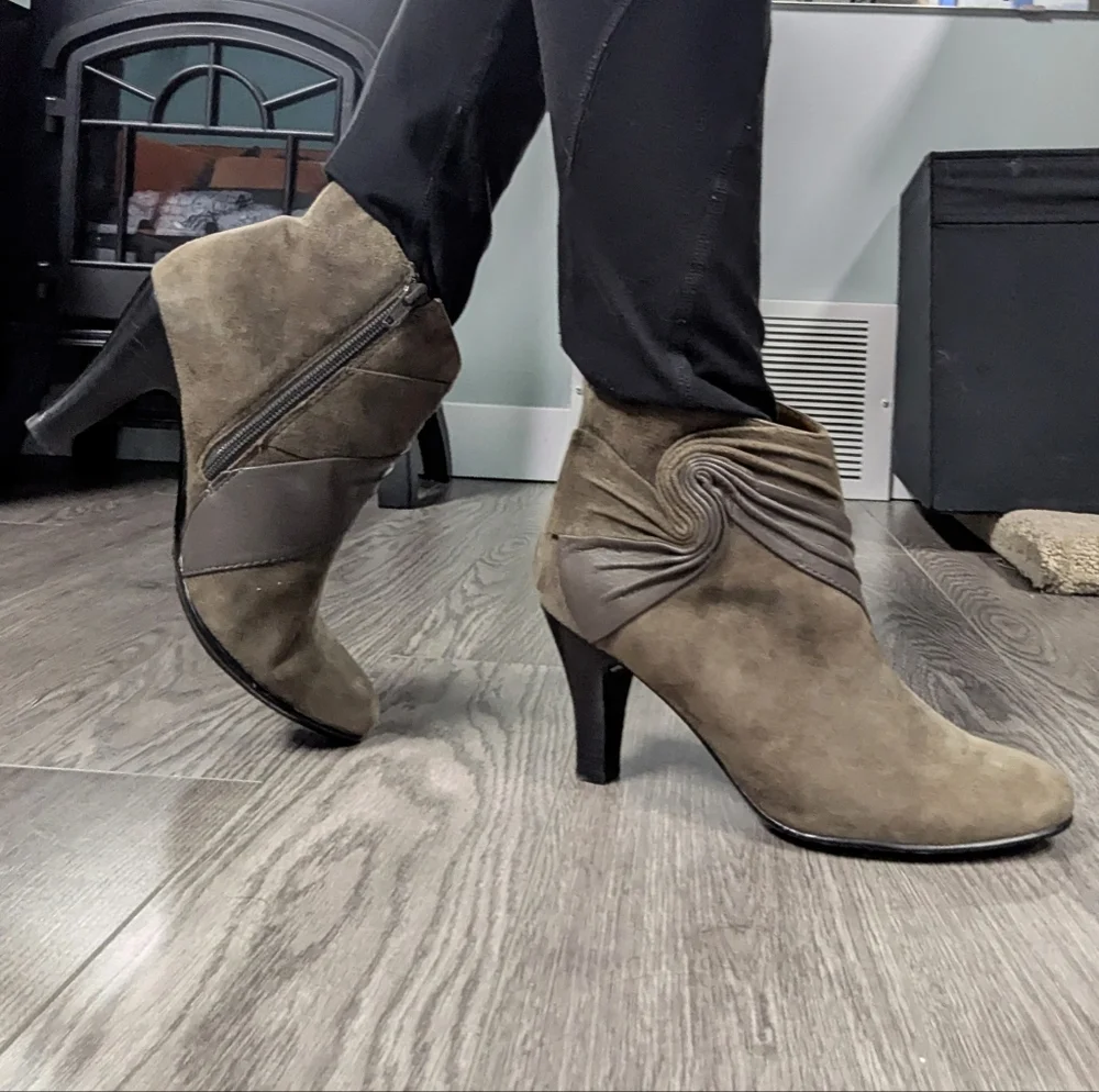 Sofft Elegant Brown Ankle Boots - Picture 2 of 10
